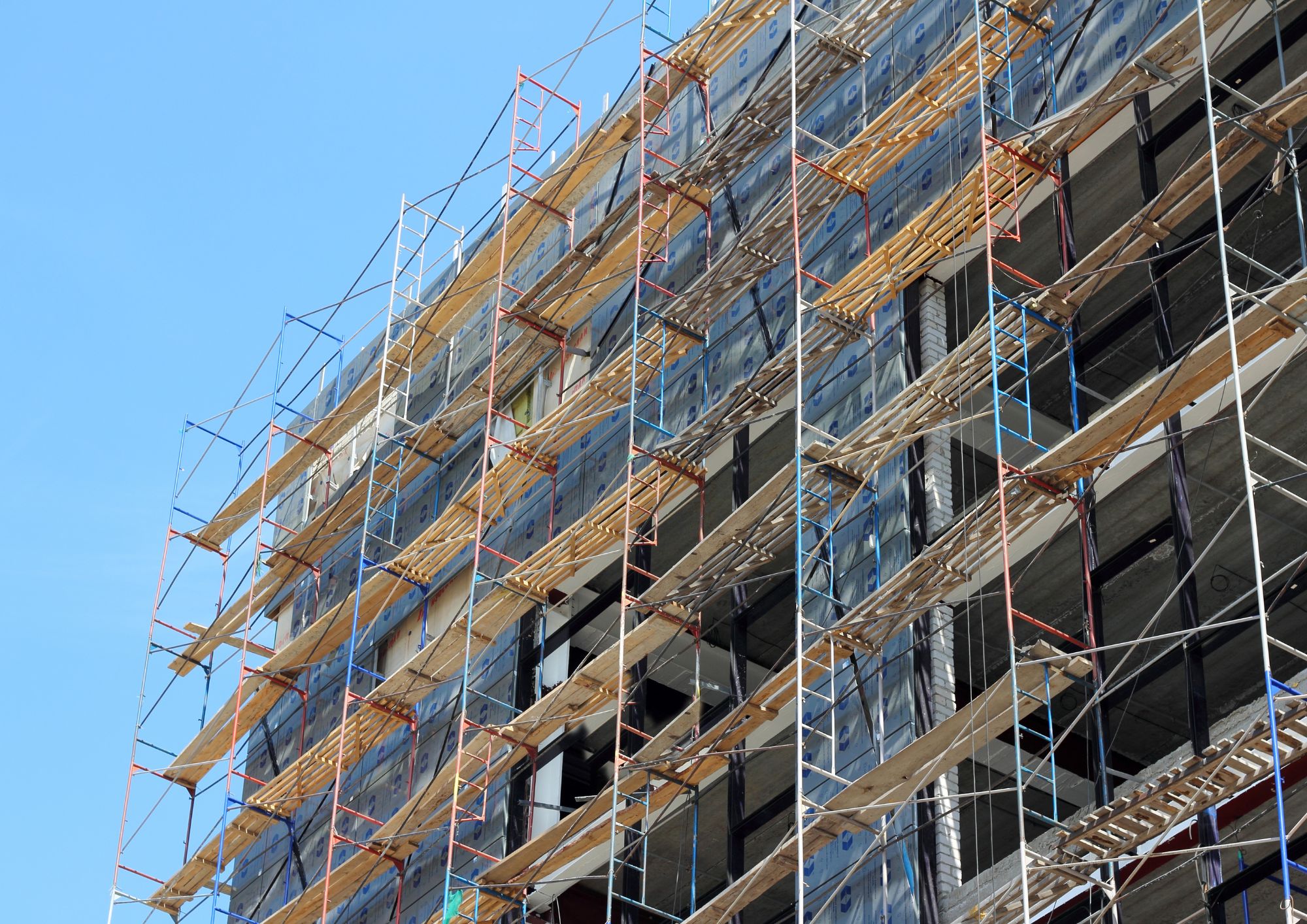 Protecciones para evitar caídas en las edificaciones de Sabadell